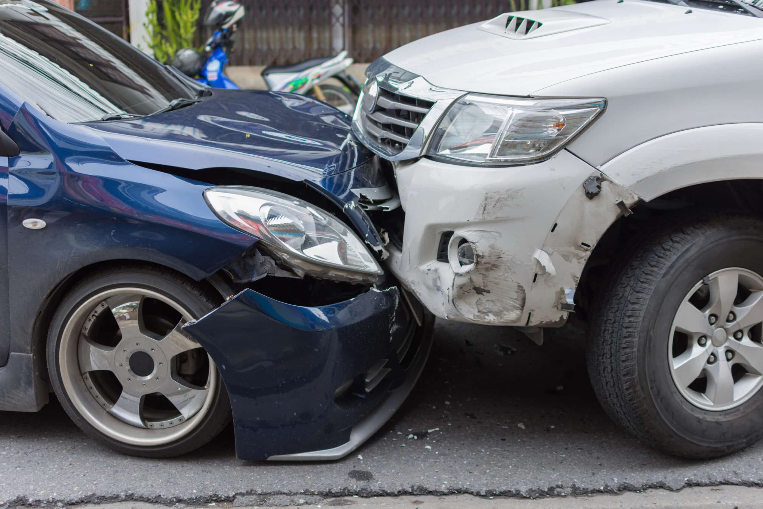 Accidente de coche de la carretera en una ciudad entre la berlina frente a la camioneta esperar seguro.