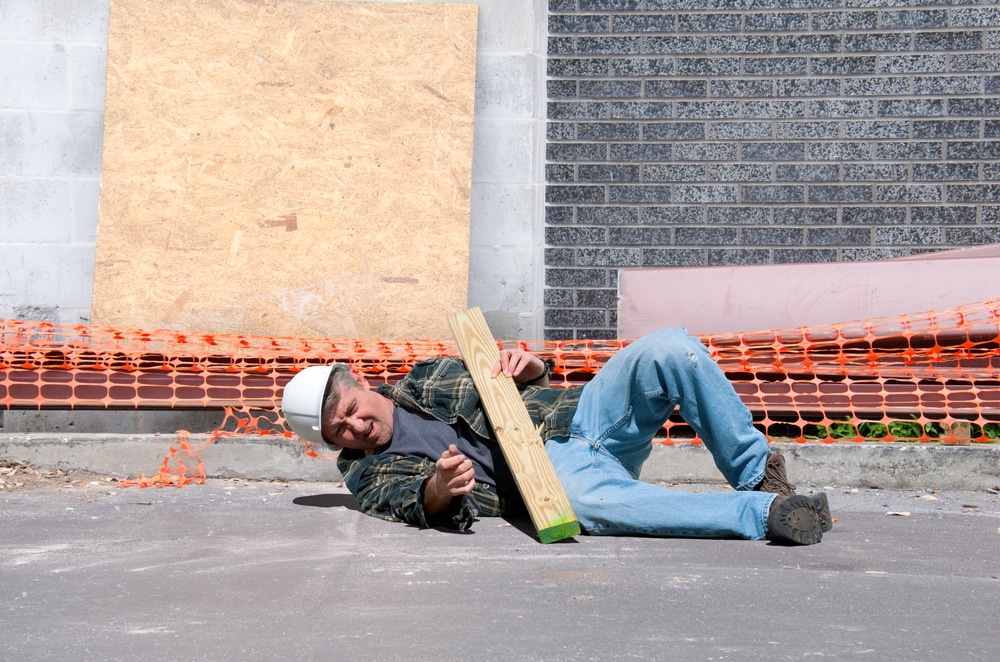 Un,trabajador,de,la,construcción,caído,y,lesionado,con,un,casco