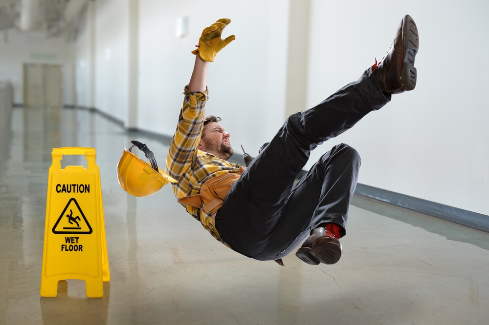 Trabajador, caída, sobre, húmedo, suelo, interior, edificio